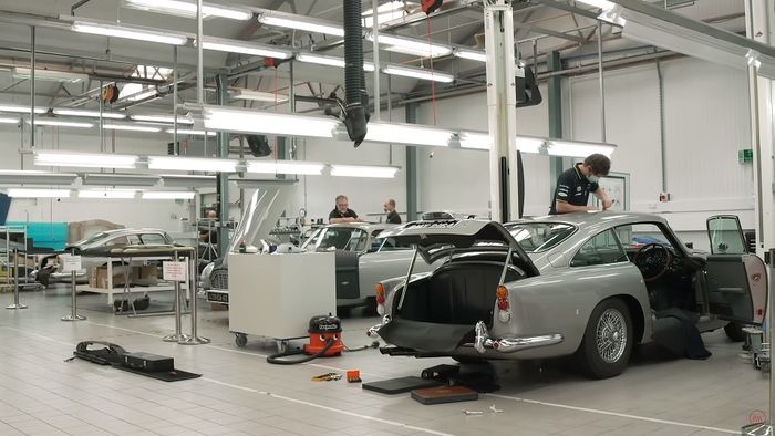 Aston Martin DB5 yang menjadi ikon sportscar klasik Inggris diproduksi ulang.