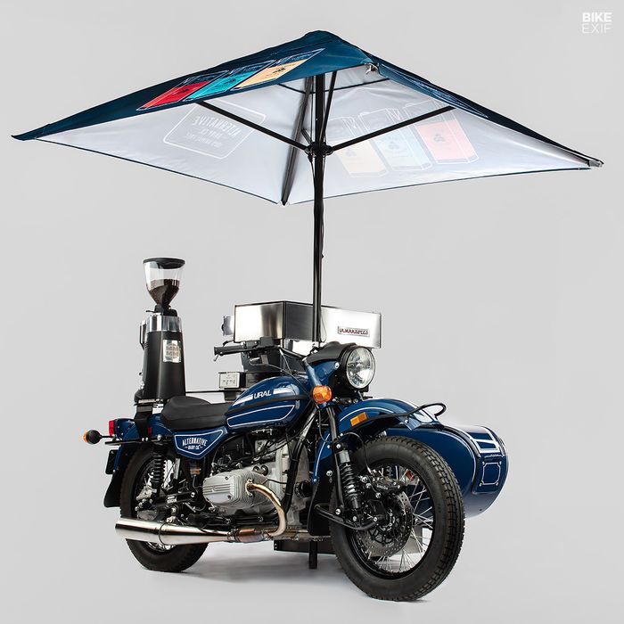 Sebuah Ural yang menjadi cafe berjalan