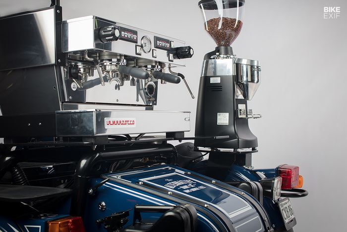 Mesin espresso berukuran besan dengan penggiling kopi mampu dipasang dengan aman