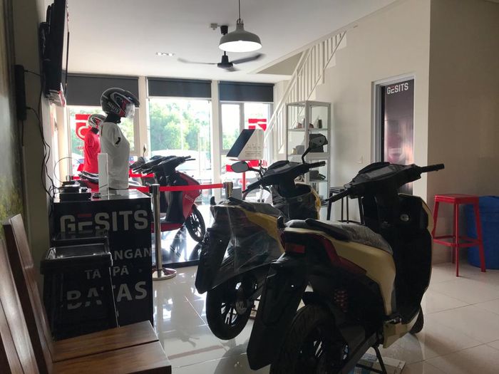 Tampak dealer Gesits Bali dari dalam