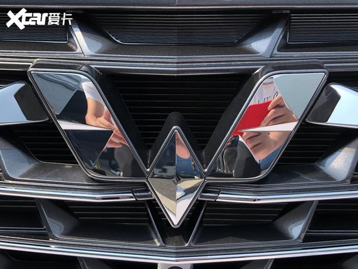 Emblem siler pada Wuling Victory
