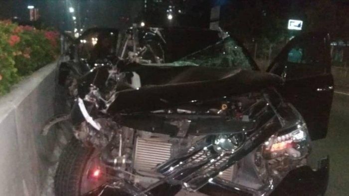 Toyota Fortuner hancur terjang truk di tol Kebon Jeruk, Jakarta Barat