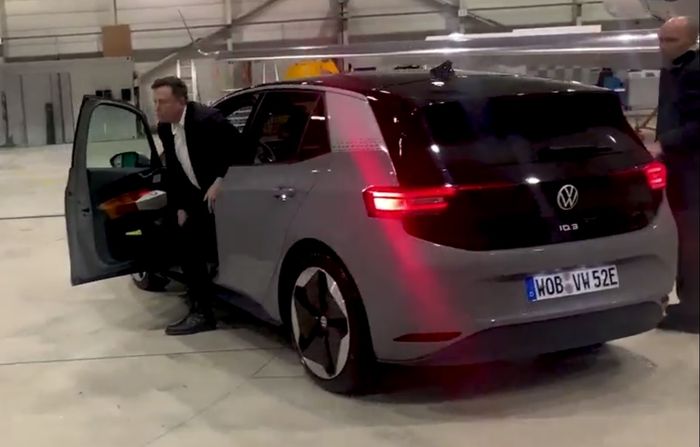 Elon Musk menjajal VW ID.3 bersama Herbert Diess