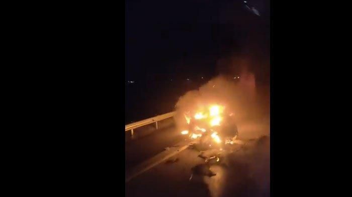 Mercedes-Benz yang terbakar usai kecelakaan beruntun bersama Honda CR-V, Hiace dan truk tronton di tol Semarang-Solo