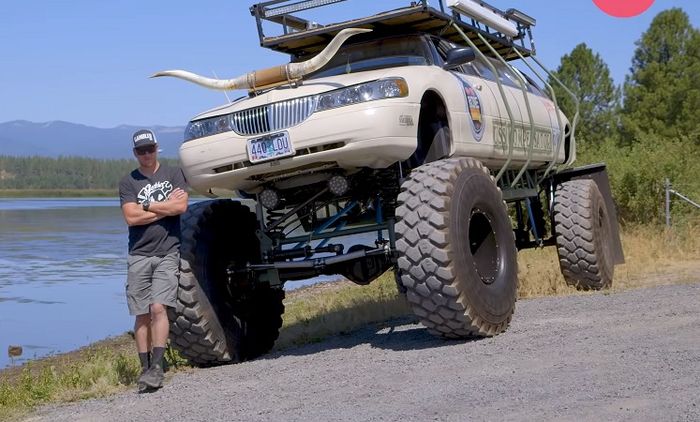 Jondon Foster bersama limosin super jangkung miliknya yang dinamai USS Compensator.