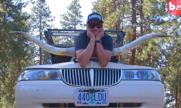 Pria asal Oregon, Amerika Serikat bernama Jordon Foster bikin limosin super jangkung.