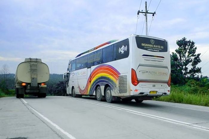Bus AKAP Sumatera memakai sasis Scania