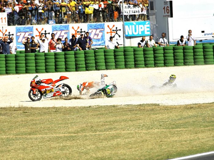 Pol Espargaro dan Andrea Iannone terjatuh di gravel sirkuit Misano ketika tengah berduel di seri MotoGP San Marino 2009