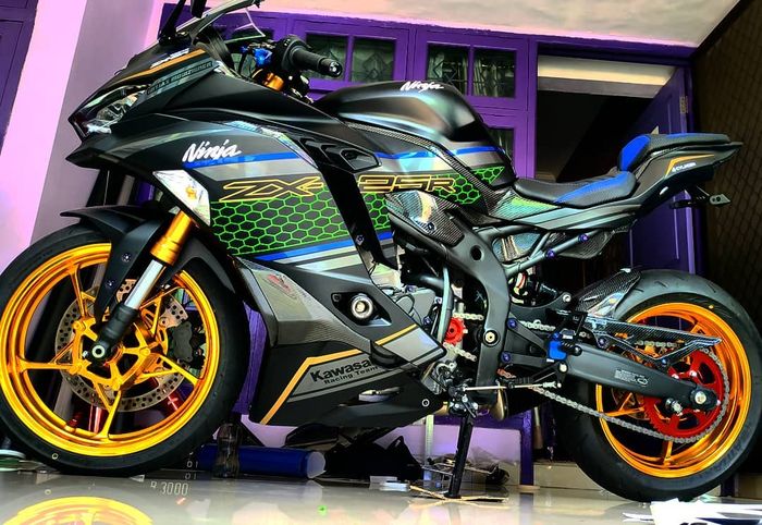 Unik! Pelek Kawasaki Ninja ZX-25R dibikin kinclong berkat krom semprot.