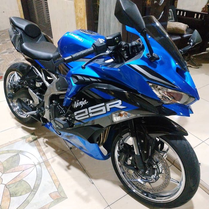 Modal 3 jutaan bikin pelek Kawasaki Ninja ZX-25R jadi kinclong pakai krom semprot.