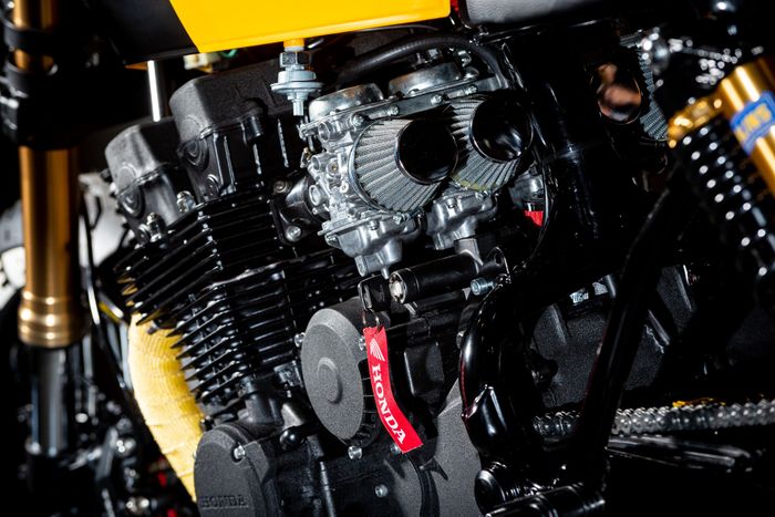 Tetap dengan mesin standar  747cc 4 silinder segaris DOHC yang bloknya dicat hitam