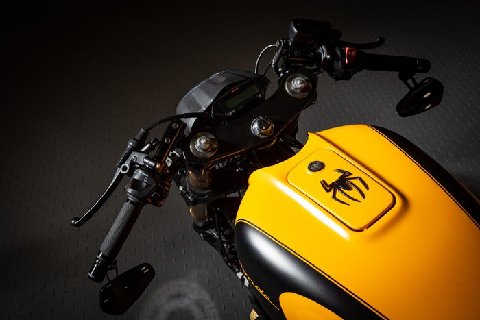 Tangki milik Honda CB550 F dan setang pakai model clip on