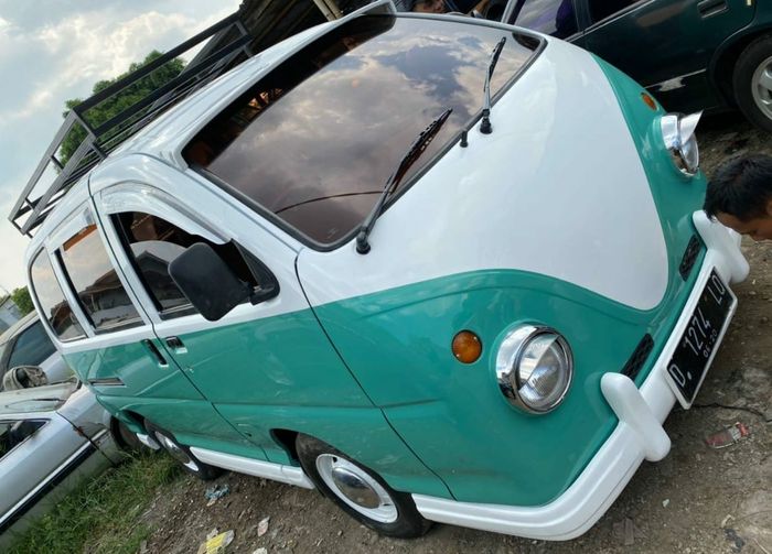 Bodi dilabur dua warna putih dan tosca 