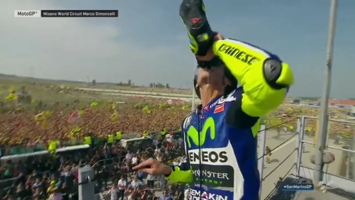 Valentino Rossi melakukan selebrasi shoey di MotoGP San Marino 2016 silam.