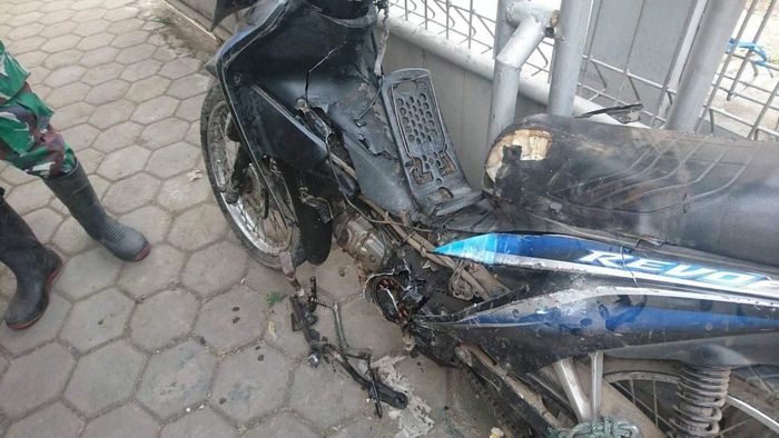 Dalam sejarah mungkin hanya ini satu-satunya Honda Revo yang pernah ditabrak tank