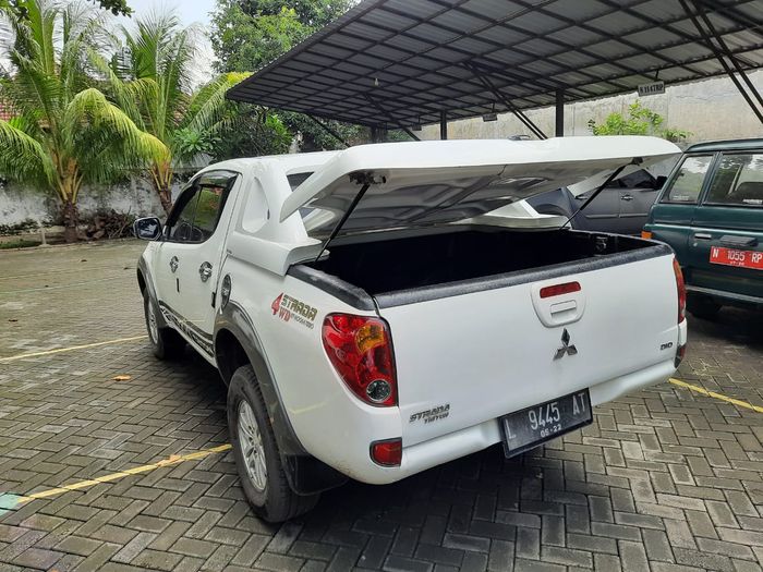 Tampak belakang Mitsubishi Strada Triton 2011 bekas yang dilelang.