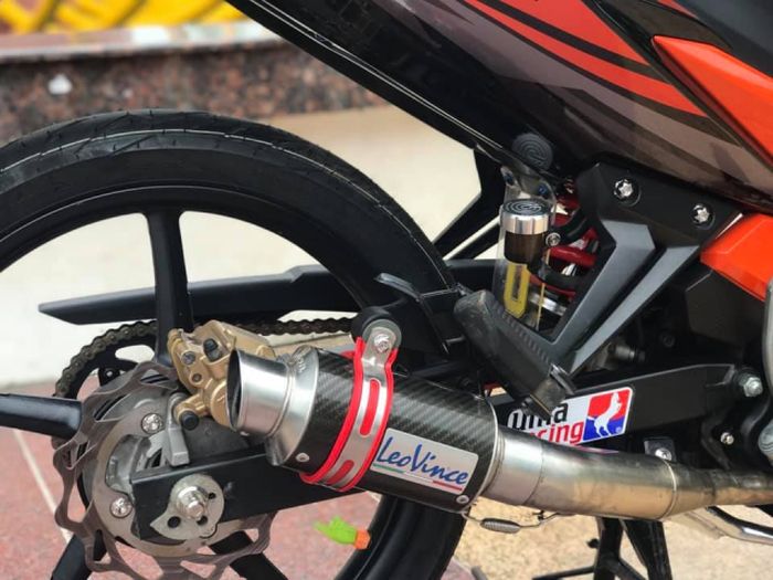 Knalpot pakai LeoVince