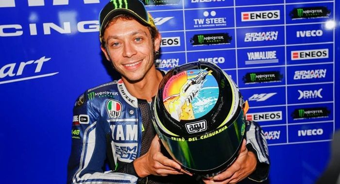Valentino Rossi memamerkan helm spesial untuk MotoGP San Marino 2013 dengan desain lagu Pink Floyd
