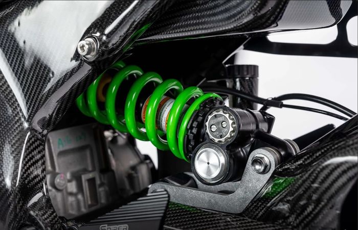 Kalau mau terlihat lebih modern, ZX-25R bisa pakai monosok ZX-10R lansiran 2016 ke atas, setelan compression dan rebound menyatu dengan tabung