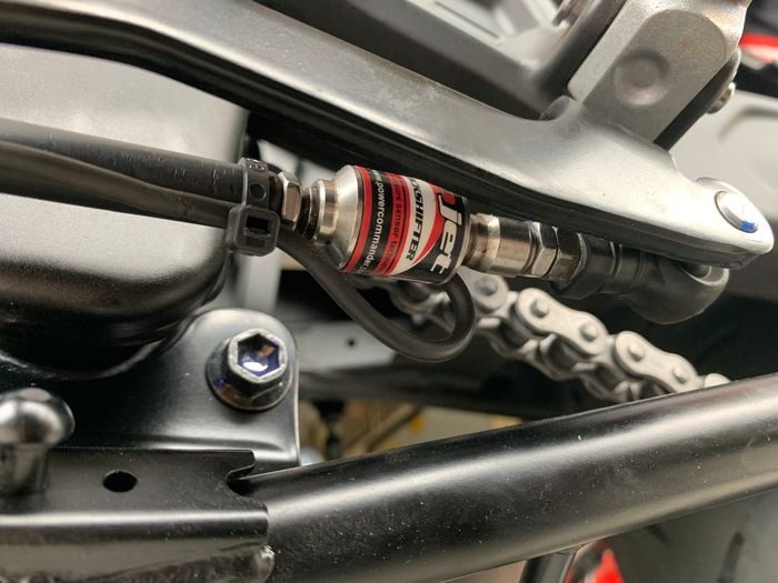 Sensor quick shifter Dynojet di persneling harus tersambung dengan PCV karena sebagai modul