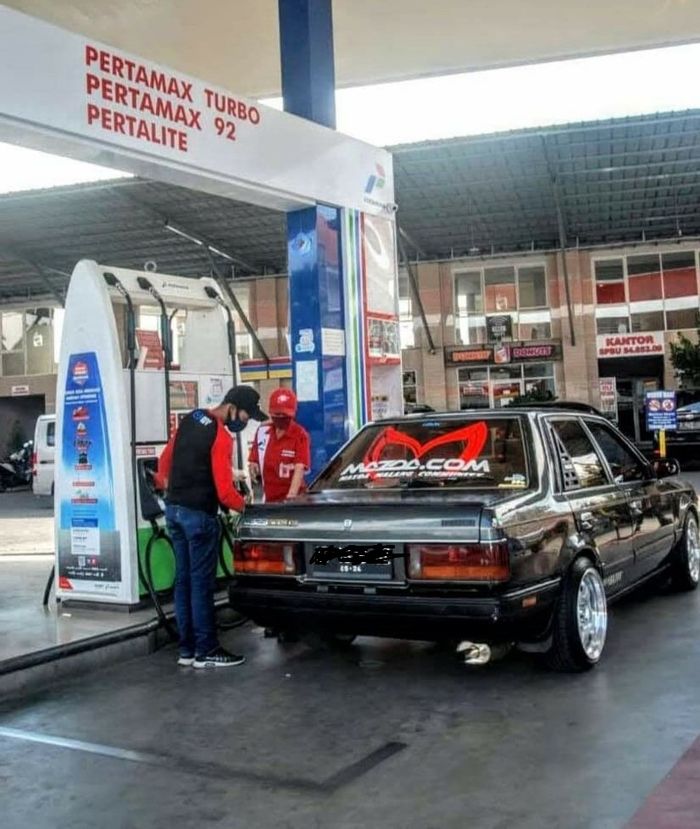 Mobil yang difoto saat mengisi bensin