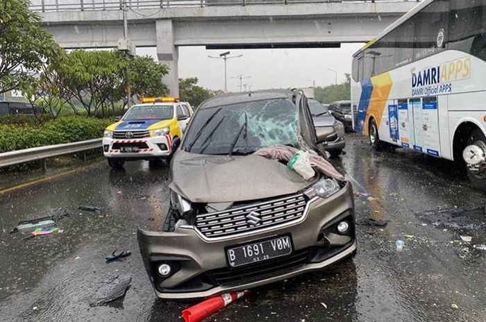 Suzuki Ertiga remuk terlibat kecelakaan beruntun akibat bus Kemenhan terguling di tol Dalam Kota