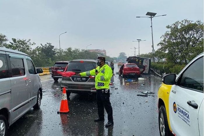 Proses evakuasi bus Kemenhan yang terguling dan sebabkan kecelakaan beruntun di tol Dalam Kota