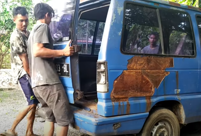 proses pelepasan bodi Daihatsu Zebra yang akan disulap jadi replika Jeep Willys mini