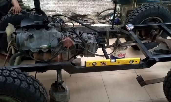 mesin Daihtasu Zebra yang dipasang di sasis replika Jeep Willys mini