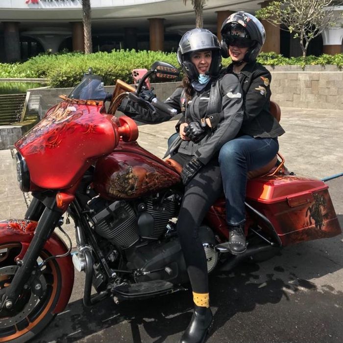 Touring menggunakan Harley Davidson bersama sang ibu menjadi kegiatan favorit sekaligus agenda tahunan wajib bagi Puti.