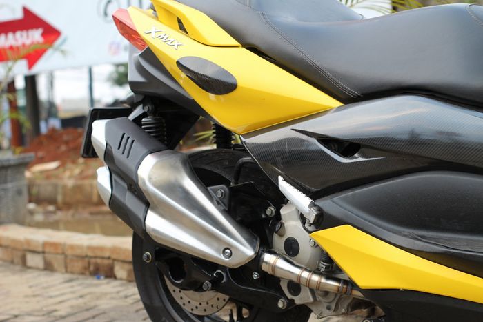 Yamaha XMAX 250 tampil makin gagah pakai knalpot ori Honda CBR250RR. 