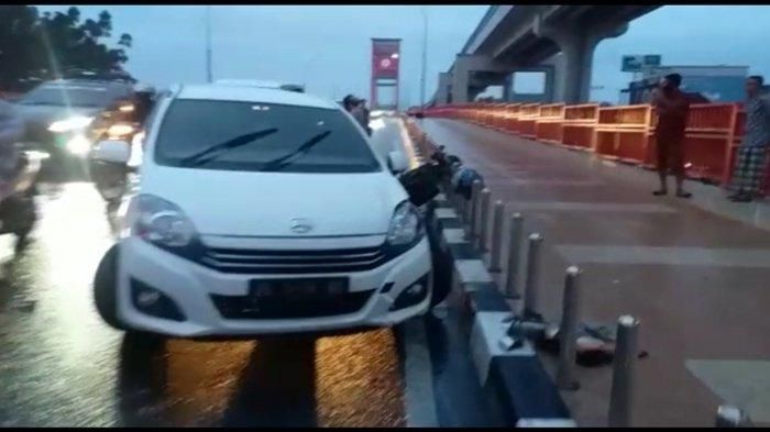 Kondisi Daihatsu Ayla usai diseruduk Honda Blade di jembatan Ampera