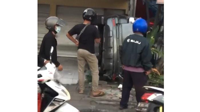 Honda CR-V yang terguling dan masuk ke area ruko