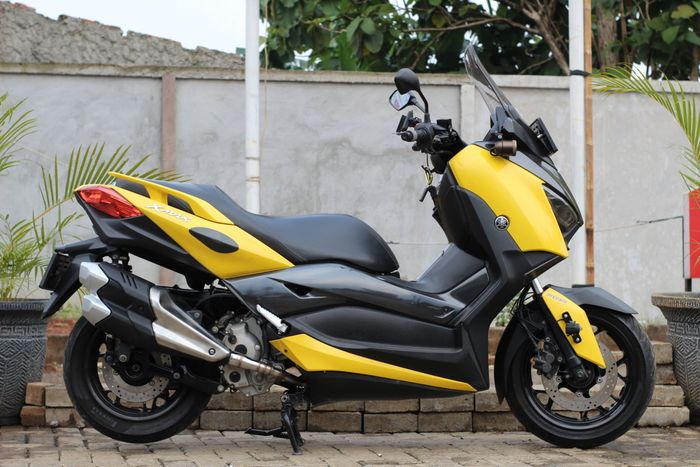Modal 2,7 jutaan pasang knalpot ori Honda CBR250RR di Yamaha XMAX 250.