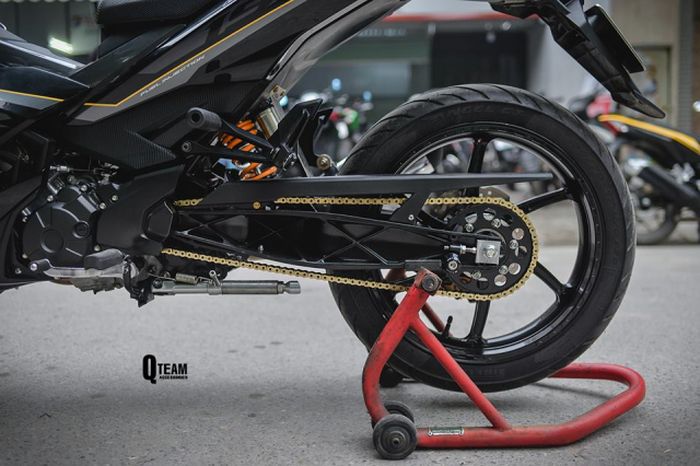 Swingarm KTM Duke 250 dipasang pada Yamaha MX King 150 ini