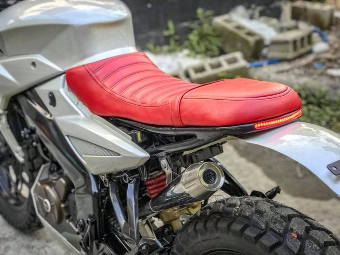 Subframe Bajaj Pulsar NS200 ini dirombak dan diberi jok berbalut kulit merah