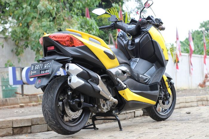 Yamaha XMAX 250 tampil makin gagah pakai knalpot ori Honda CBR250RR. 