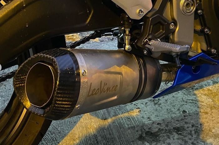 Ilustrasi pasang knalpot aftermarket di Ninja ZX-25R