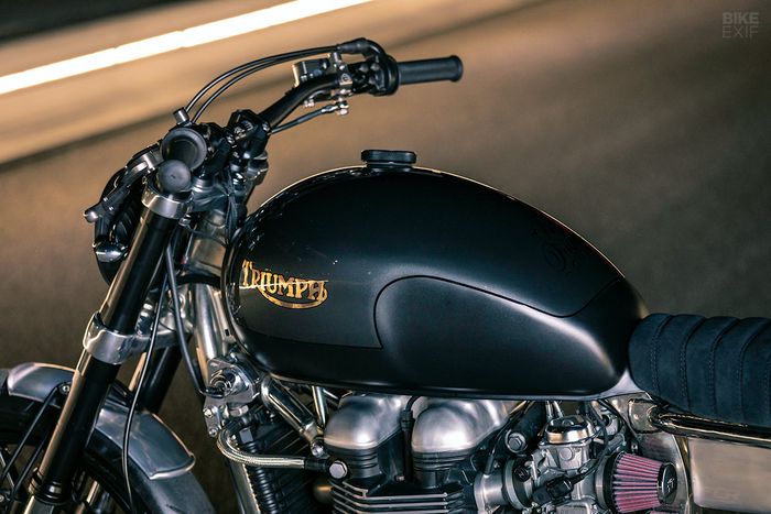 Tangki bawaan Triumph Thruxton ini diberi kelir baru