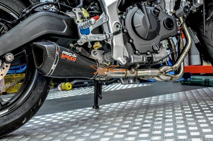 Prospeed Exhaust Predator Series, knalpot underbelly dengan tambahan aksen carbon untuk Ninja ZX-25R.