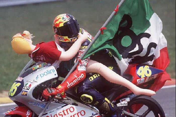 Valentino Rossi usai menang di Mugello 1997