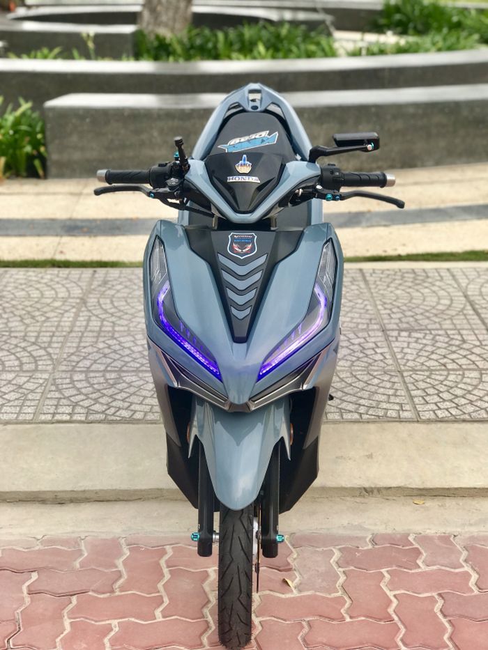 Bodi Vario 150 ini diberi kelir abu-abu dan dipasangi DRL biru