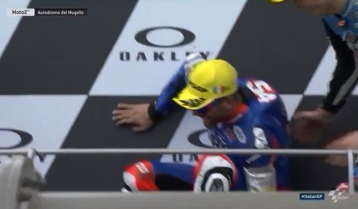 Detik-detik Mattia Pasini terpeleset di atas podium saat memenangkan GP Italia 2017 di kelas Moto2.