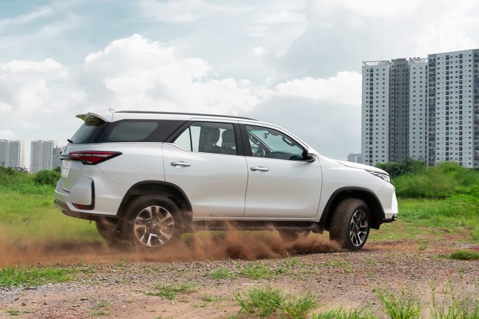 Toyota Fortuner fortuner facelift di Vietnam hadir dengan pilihan mesin bensin dan diesel