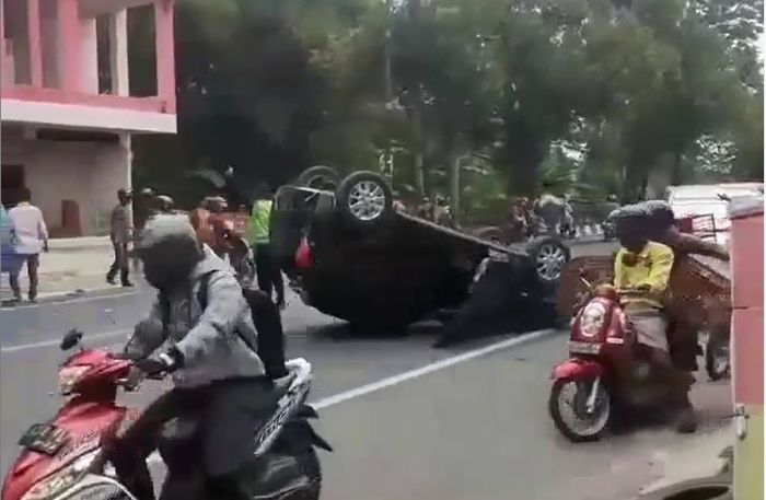 Honda Brio Satya terbalik usai tabrak belakang Daihatsu Xenia parkir di Jl Semampir, Banjarnegara