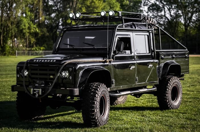 Land Rover Defender 130 sudah pasang aksesori off-road 