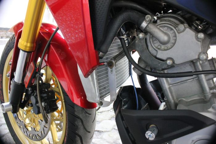 Sudah termasuk breket radiator dan selang tambahan.