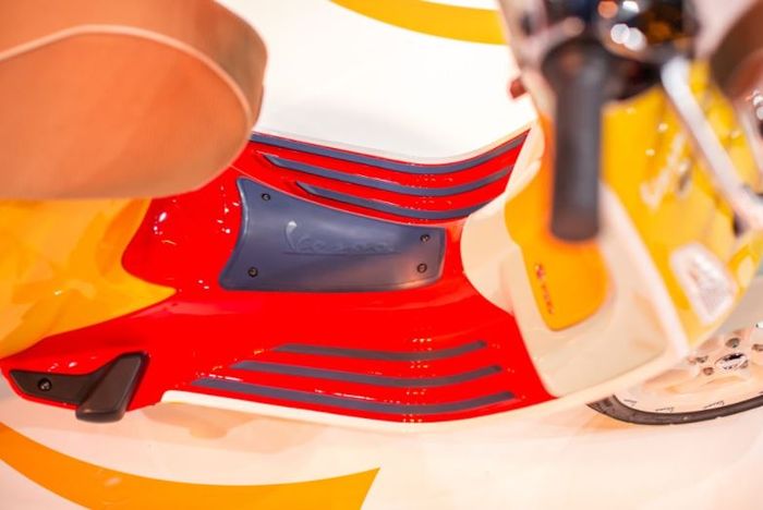 Dek merah dikombinasi dengan karet pijakan kaki warna biru seperti sole sepatu sneakers