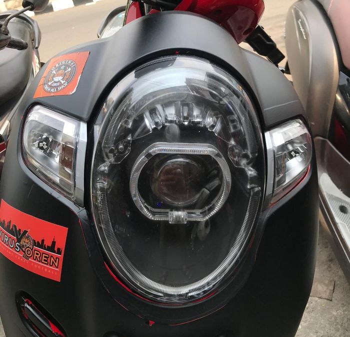 Bikin fascia depan Honda Scoopy makin kece pakai headlamp projie.