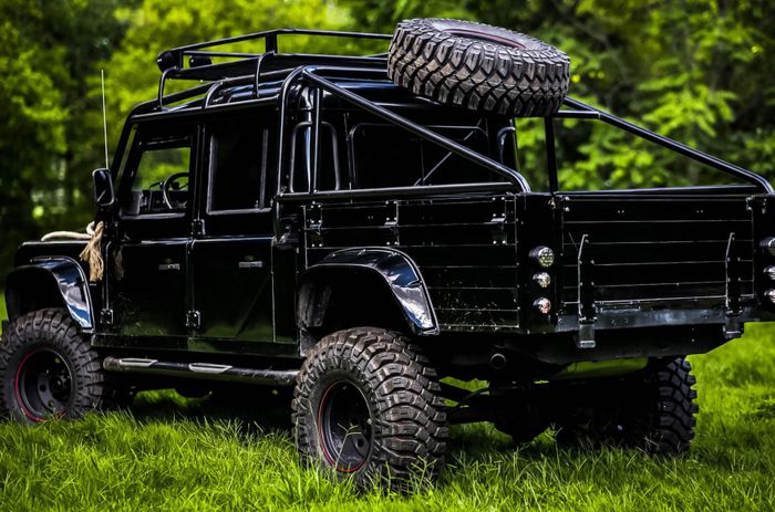 Ban cadangan ditempatkan di roll bar belakang